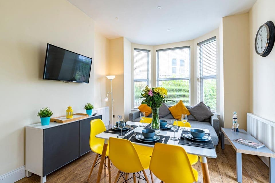 TV and multimedia, Living room, Photo of the whole room, Seating area, Dining area