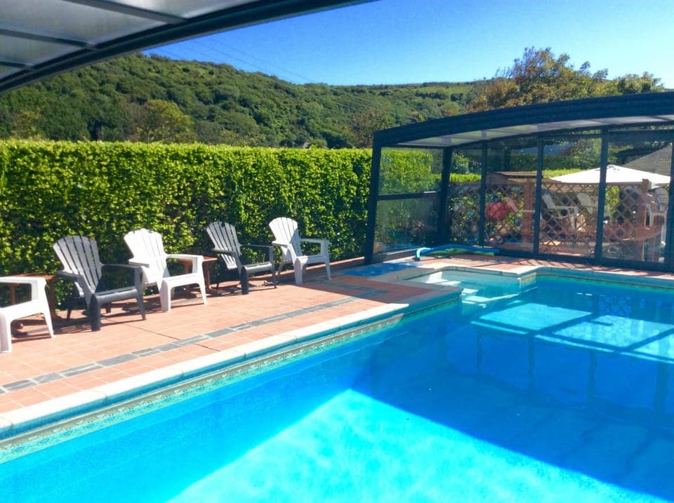 Swimming pool, sunbed