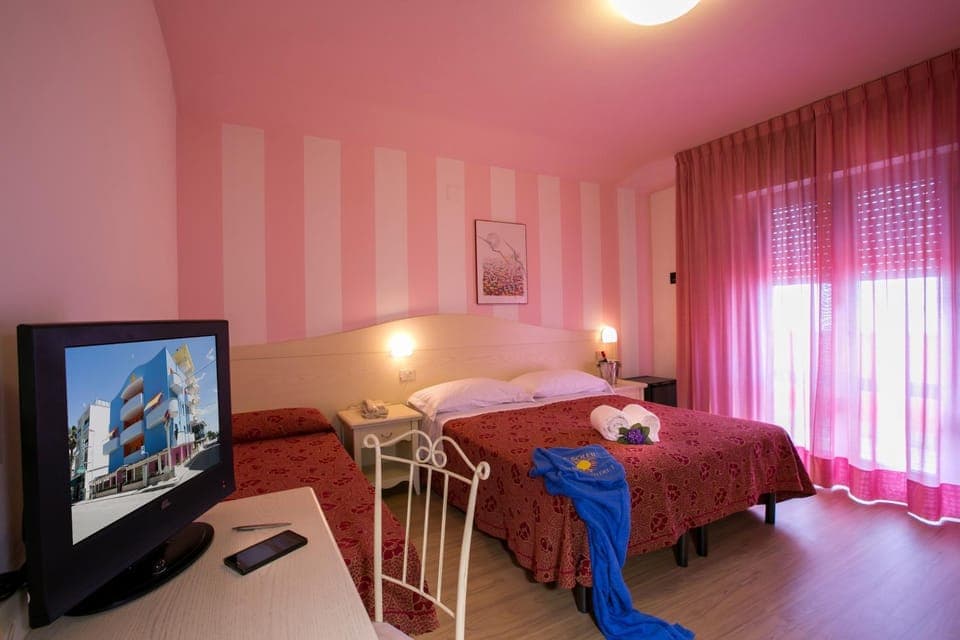 Day, Photo of the whole room