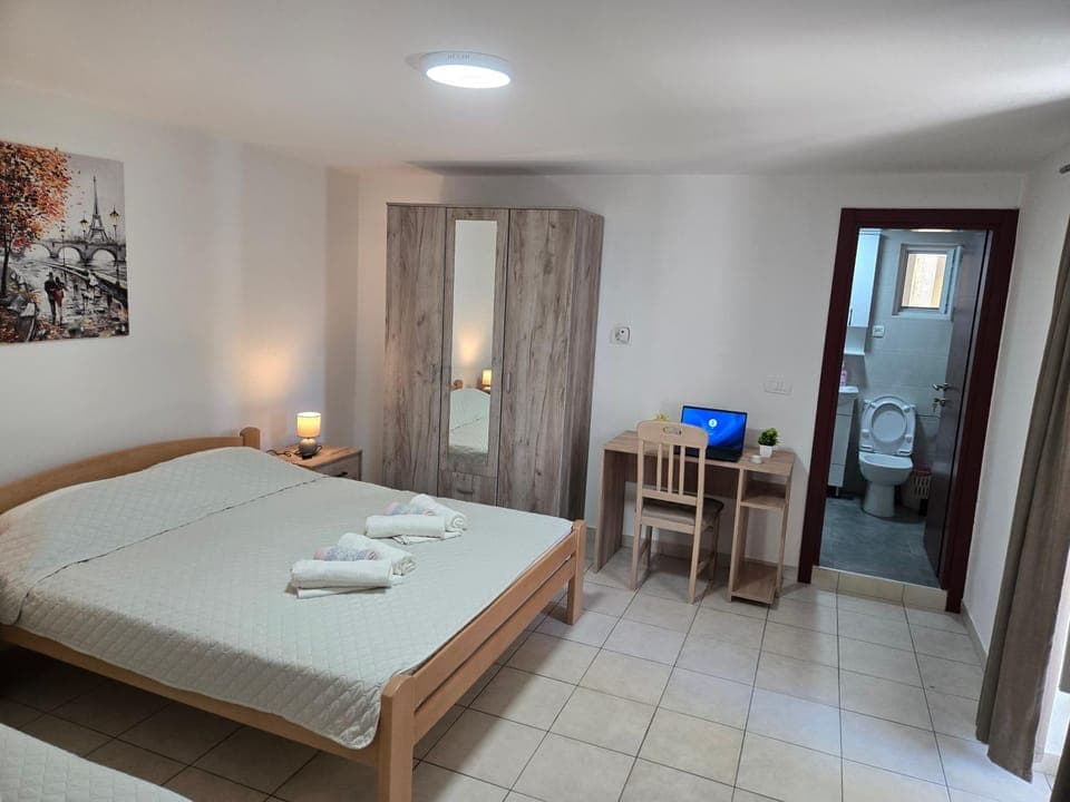 Bed, Photo of the whole room, Bedroom