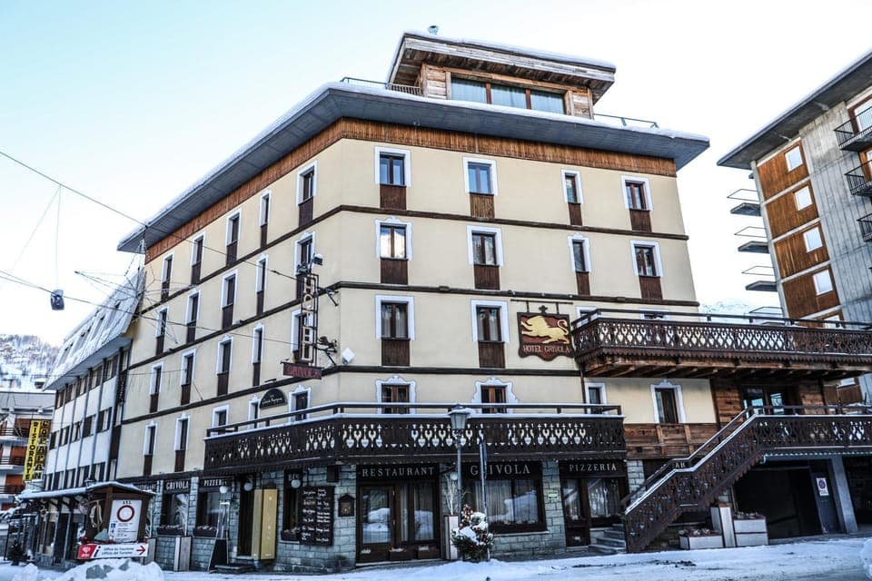 Property building, Neighbourhood, Winter, Street view, Location