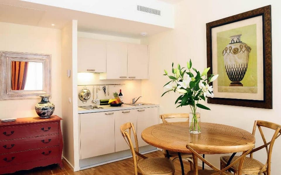 Kitchen or kitchenette, Dining area