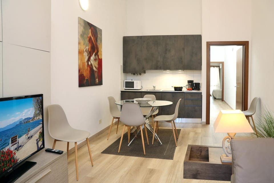 TV and multimedia, Kitchen or kitchenette, Living room, Seating area