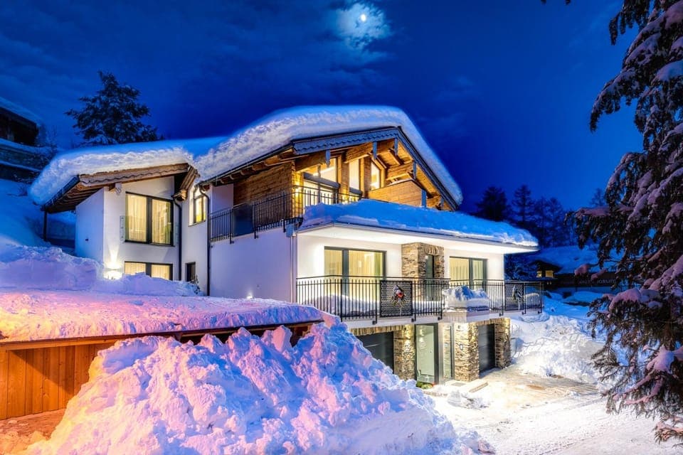 Facade/entrance, Night