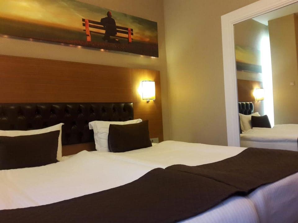 Bed, Photo of the whole room, Bedroom, heating