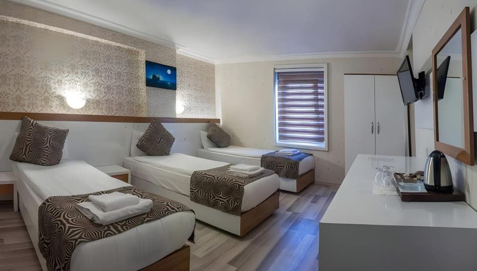 Bed, TV and multimedia, Photo of the whole room, Bedroom, towels