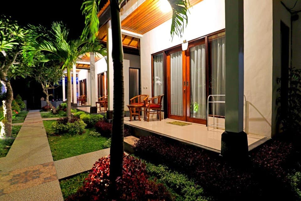 Shower, Patio, Facade/entrance, Activities, Garden, Garden, Bathroom, Seating area, Bedroom, Swimming pool