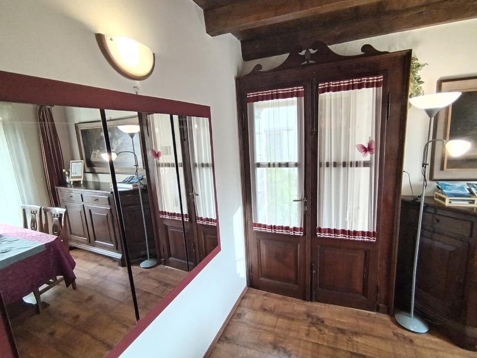 Photo of the whole room, Dining area, minibar