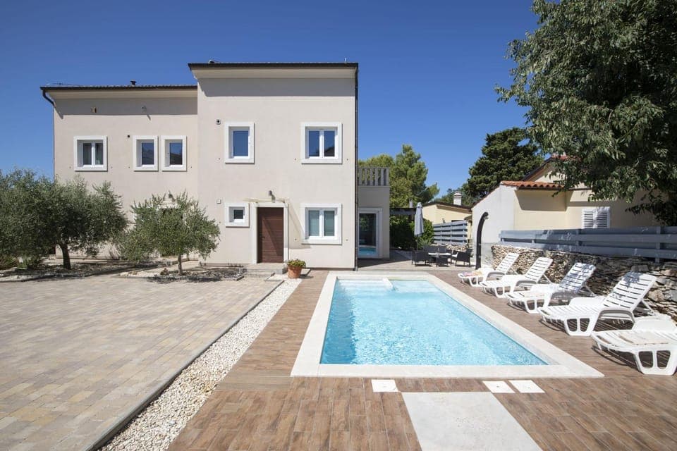 Property building, Day, Swimming pool