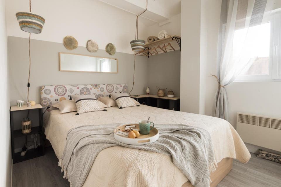 Photo of the whole room, Bedroom