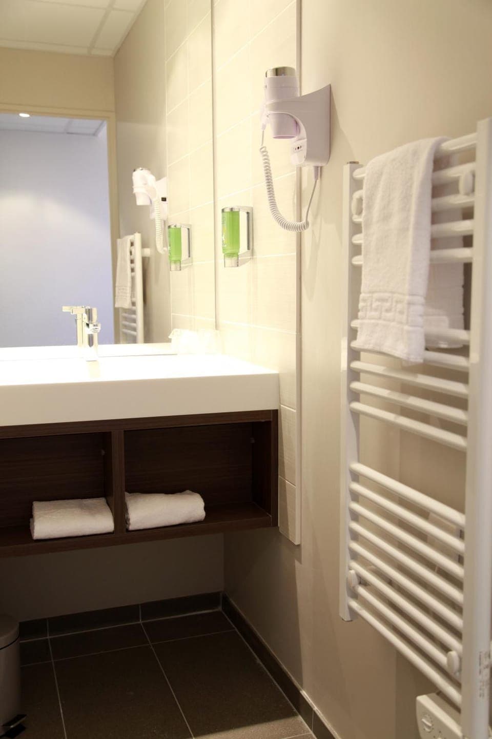 Bathroom, hair dryier, heating, towels