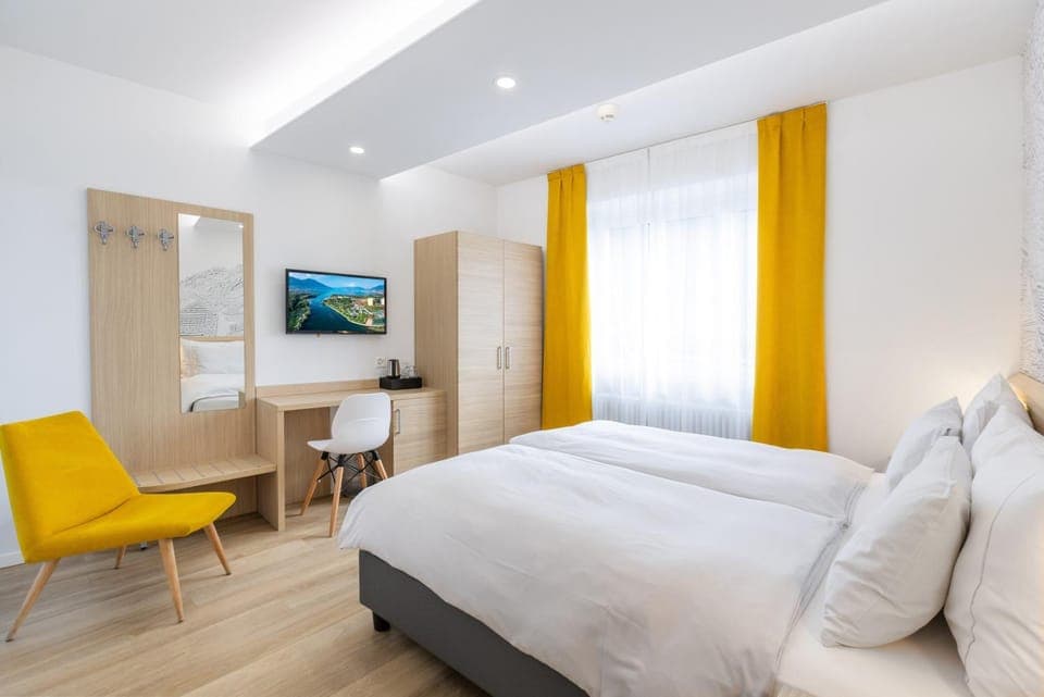 Bed, TV and multimedia, Bedroom