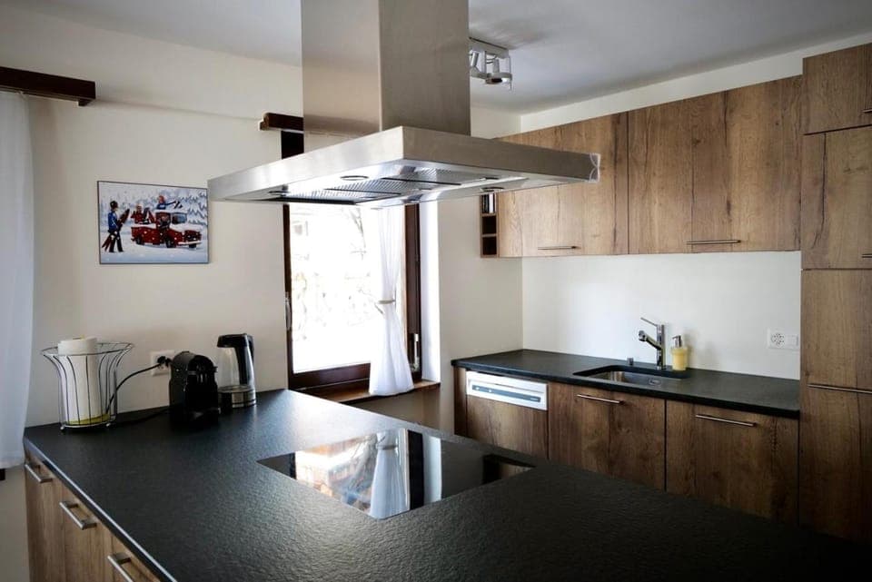 Coffee/tea facilities, Kitchen or kitchenette, stove, toaster