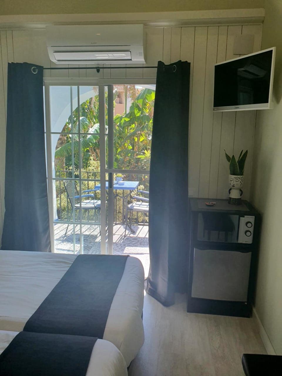 Restaurant/places to eat, Bed, Garden, TV and multimedia, Balcony/Terrace, Living room, Food and drinks, Bedroom, Garden view, Garden view, Breakfast, Parking, hair dryier, microwave, air conditioner