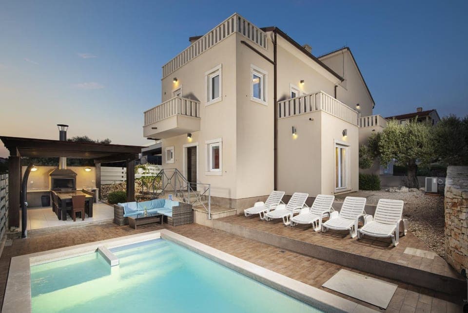 Property building, Swimming pool, sunbed