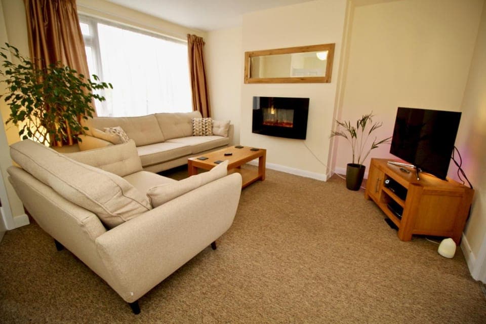 Communal lounge/ TV room, TV and multimedia, Living room, Lounge or bar, Seating area