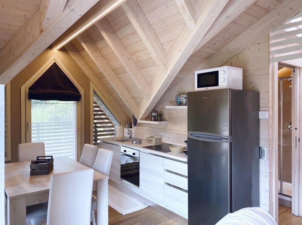 Kitchen or kitchenette, Dining area