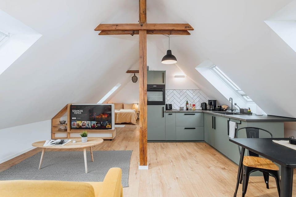 TV and multimedia, Kitchen or kitchenette, Dining area, stove