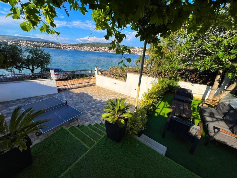 Natural landscape, Garden, Tennis court, Sea view, Parking