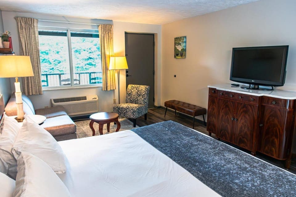 Bed, Living room, Photo of the whole room, Seating area, Bedroom