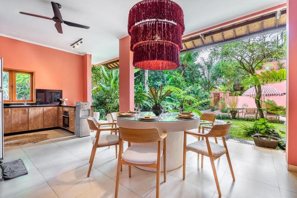 Garden, Kitchen or kitchenette, Dining area, Swimming pool, sunbed, kitchen