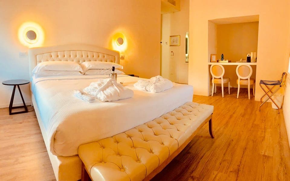 Photo of the whole room, Bedroom