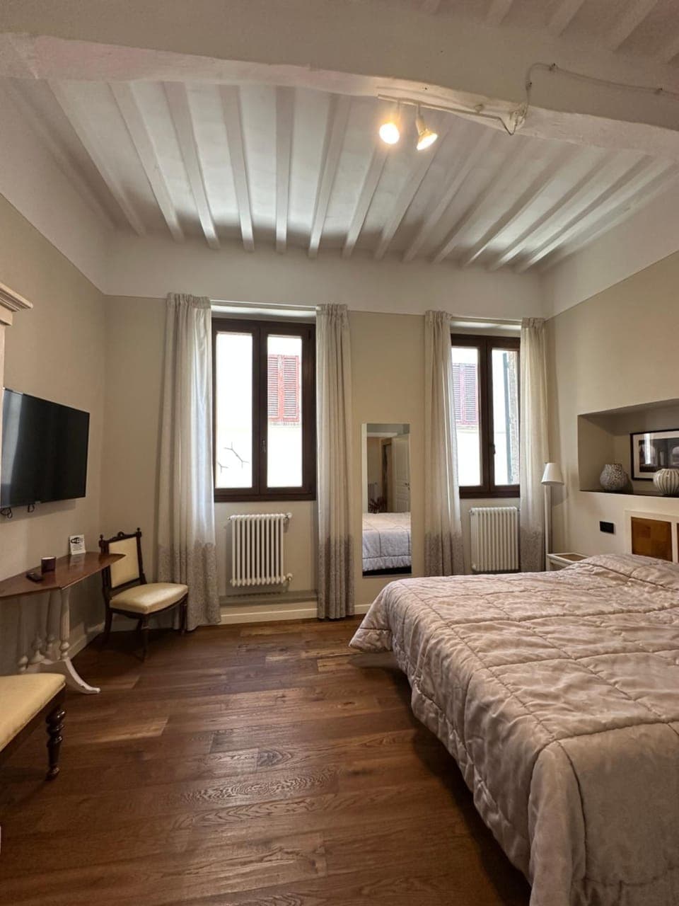 Bed, TV and multimedia, Seating area, Bedroom, internet