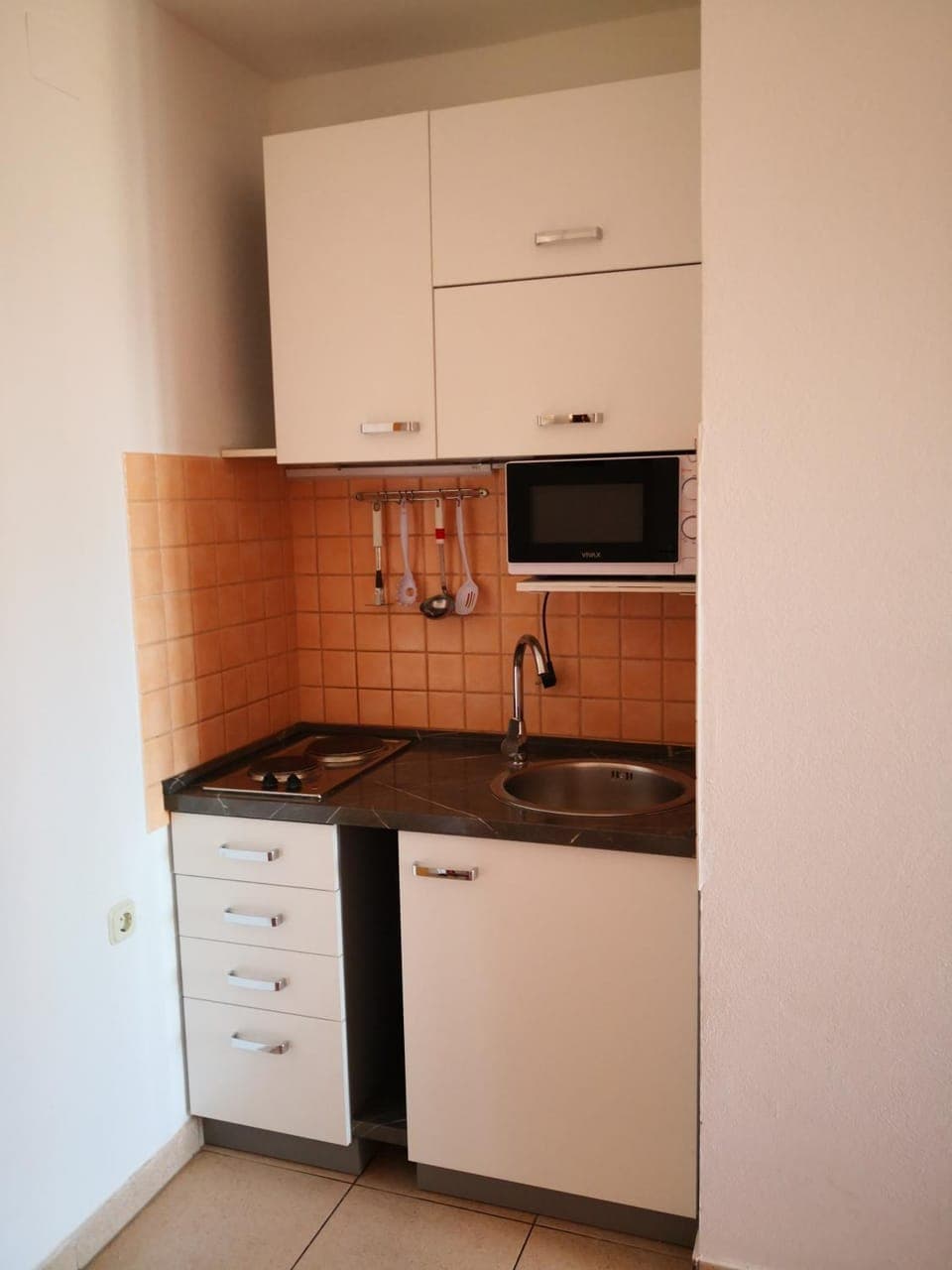 Kitchen or kitchenette, microwave, stove