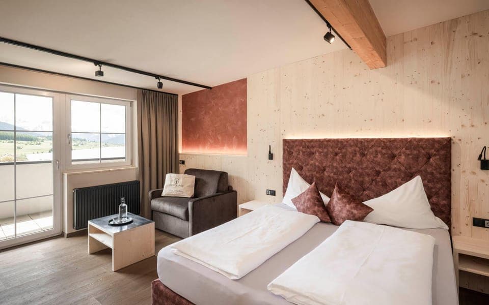 Bed, TV and multimedia, Photo of the whole room, Seating area, Bedroom