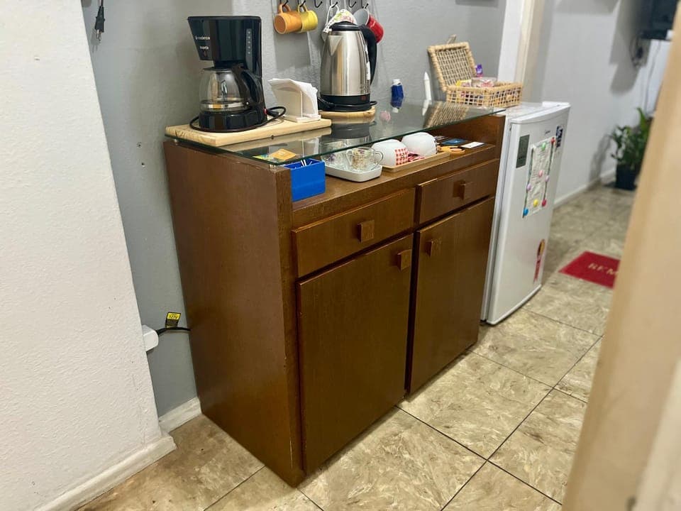 Kitchen or kitchenette, minibar