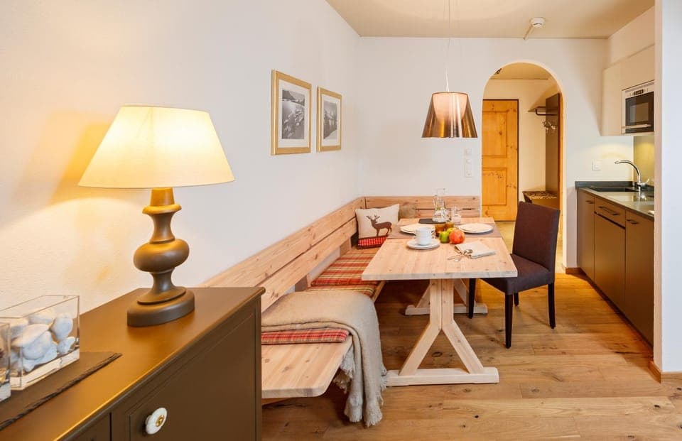 Seating area, Dining area