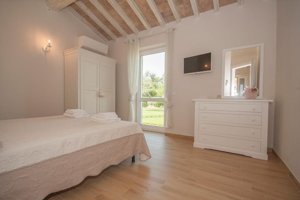 Bed, TV and multimedia, Bedroom, wardrobe