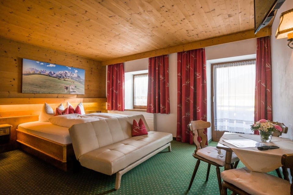 Photo of the whole room, Mountain view