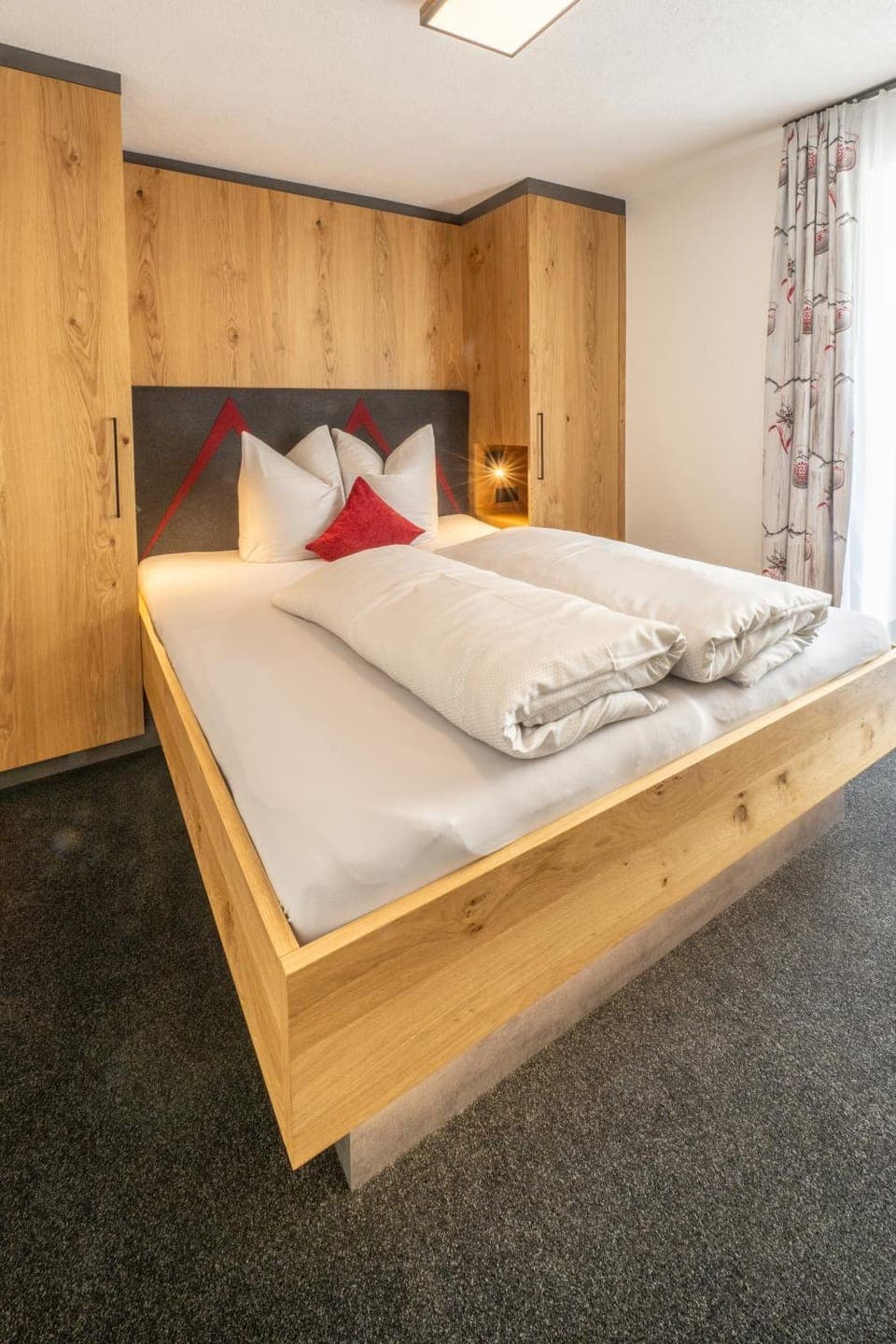 Photo of the whole room, Bedroom, wardrobe