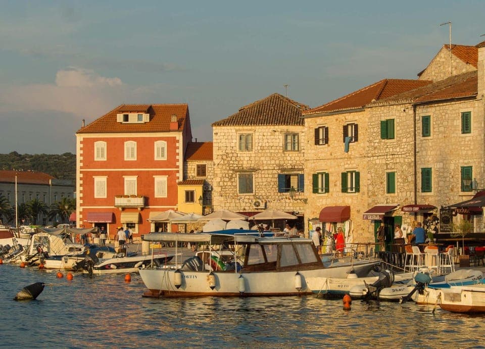 Property building, Neighbourhood