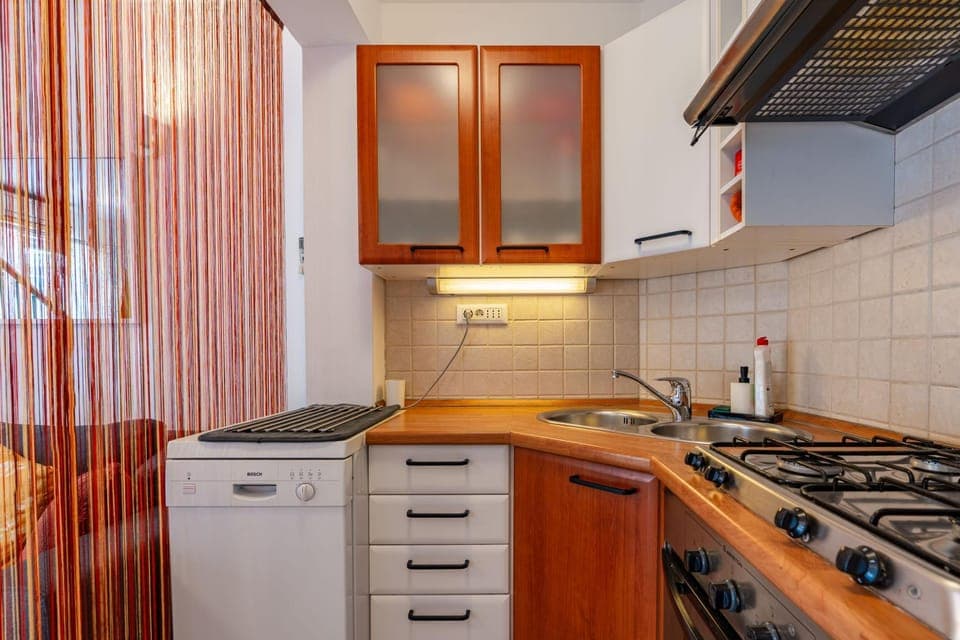 Kitchen or kitchenette, dishwasher, stove
