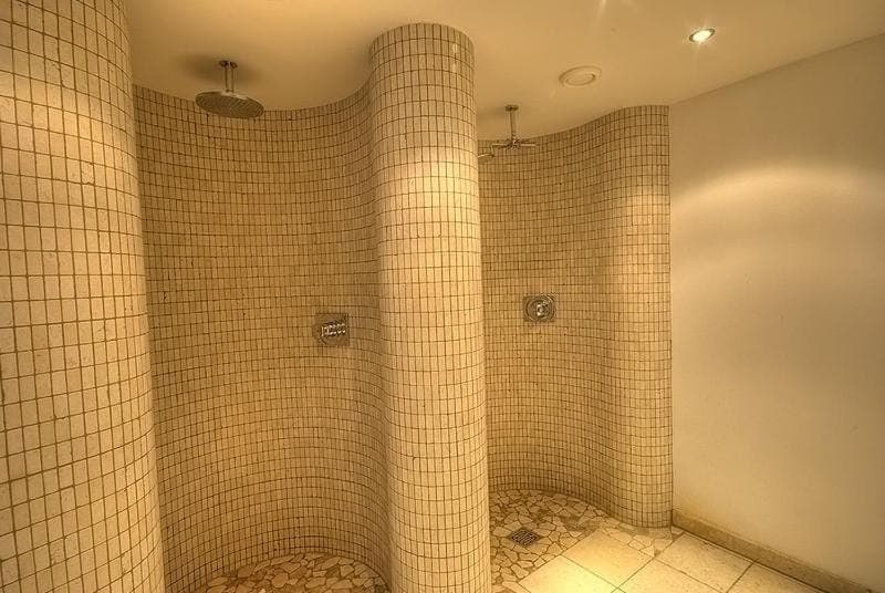 Shower, Sauna, Spa and wellness centre/facilities