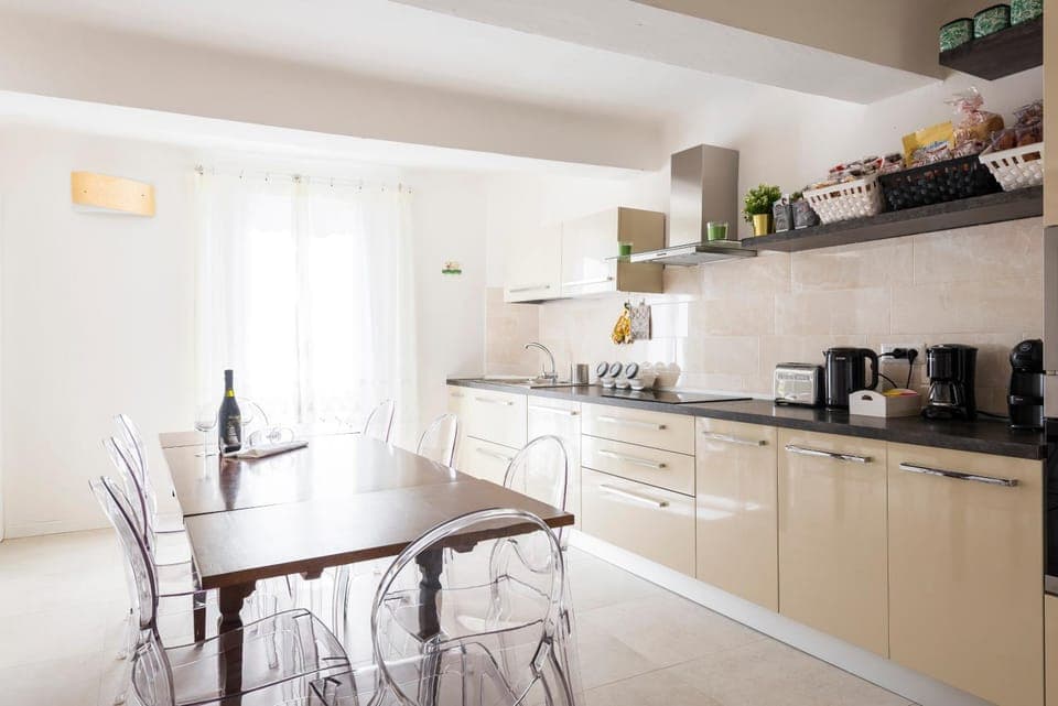 Kitchen or kitchenette, Food and drinks, Dining area