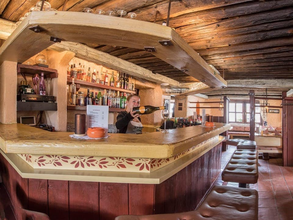 Restaurant/places to eat, People, Lounge or bar, Other, Banquet/Function facilities, Decorative detail, Evening entertainment, Evening entertainment, Entertainment, Lunch, Dinner, Alcoholic drinks, Non alcoholic drinks