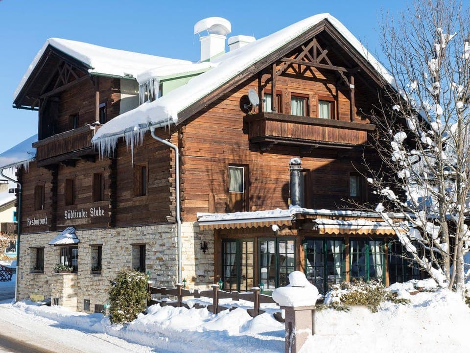 Property building, Nearby landmark, Staff, Restaurant/places to eat, Restaurant/places to eat, Off site, Food close-up, Day, Property logo or sign, Neighbourhood, Natural landscape, Winter, Billiard, Bowling, Casino, Children play ground, Darts, Ski School, Skiing, Balcony/Terrace, Fitness centre/facilities, On site, Pets, City view, Landmark view, Mountain view, Supermarket/grocery shop, Shopping Area, Entertainment, Alcoholic drinks, young children, older children, Certificate/Award, Family, Quiet street view