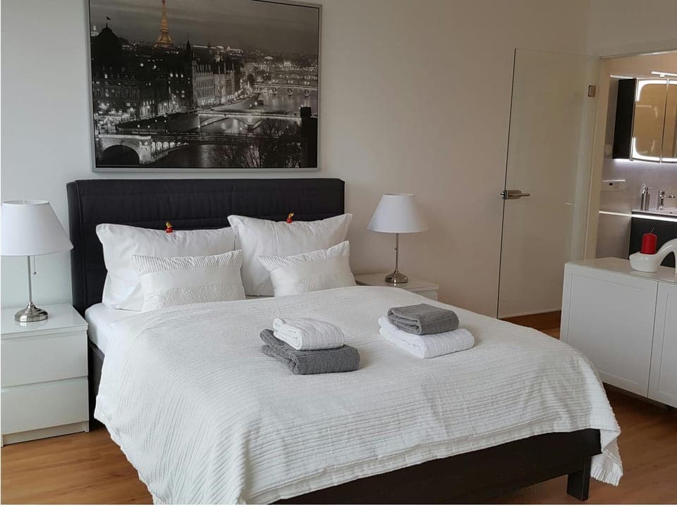 Bed, Photo of the whole room, Bedroom