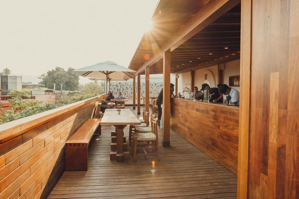 Restaurant/places to eat, Balcony/Terrace, Lounge or bar, Alcoholic drinks