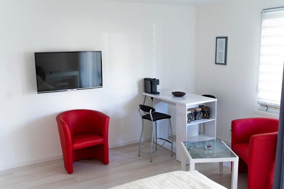 Communal lounge/ TV room, TV and multimedia, Living room, Seating area, Dining area, Evening entertainment
