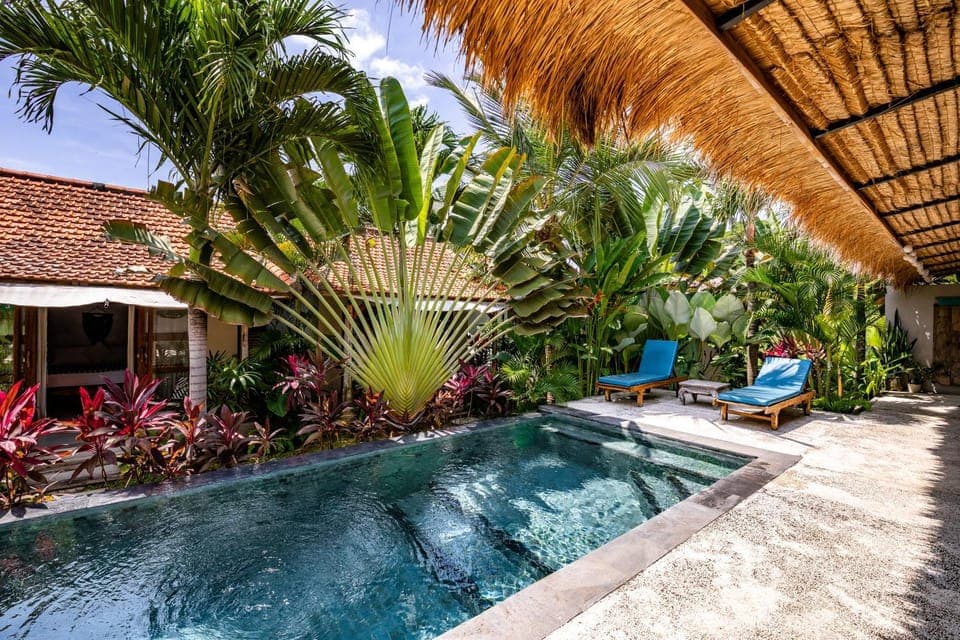 Swimming pool, sunbed