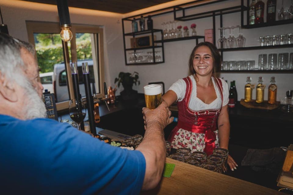 Restaurant/places to eat, Lounge or bar