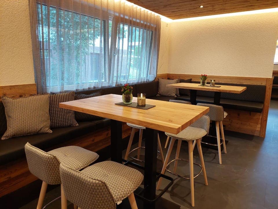 Restaurant/places to eat, Lounge or bar