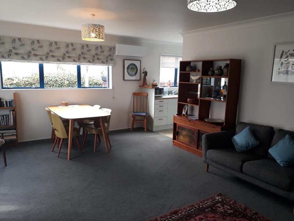 Library, TV and multimedia, Coffee/tea facilities, Kitchen or kitchenette, Living room, Seating area, Dining area