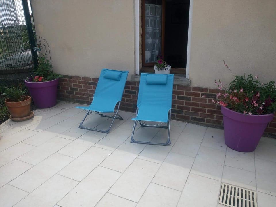 Property building, Patio, Balcony/Terrace, sunbed