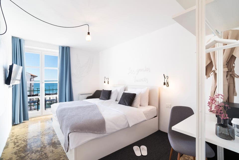 Bed, Photo of the whole room, Bedroom, Sea view