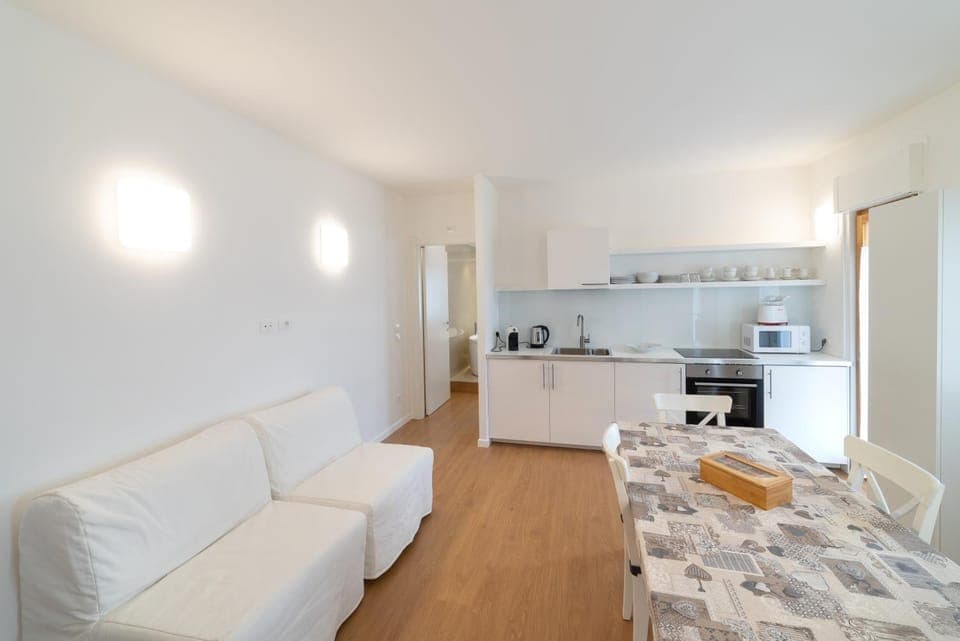 Kitchen or kitchenette, Living room, Seating area, Dining area